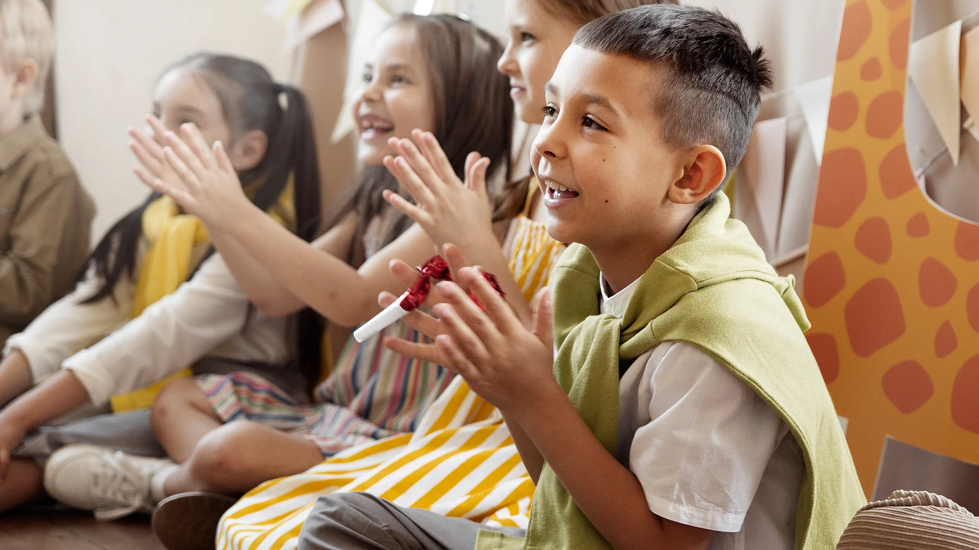 smiley kids applauding